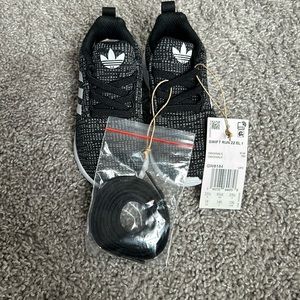 Brand new adidas toddler tennis shoes. Size 7 toddler.